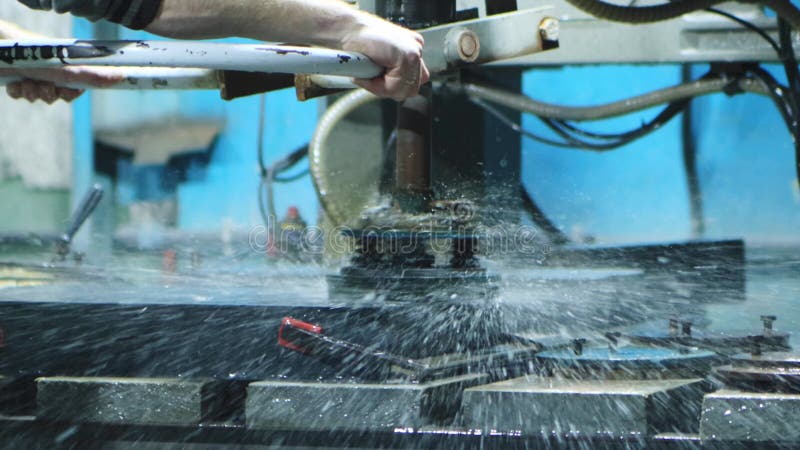 Broyage de carreaux de porcelaine avec une buse spéciale sur la machine. fabrication pour la fabrication de monuments et poli