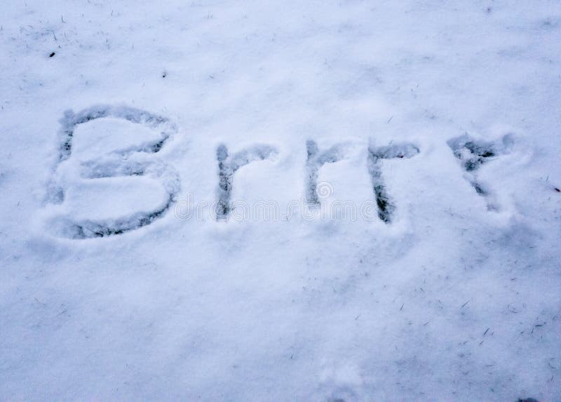 Как пишется сугроб. Что написать на снегу. Что можно написать на снегу. Надпись на снегу Галя. На снегу написано Леночка.