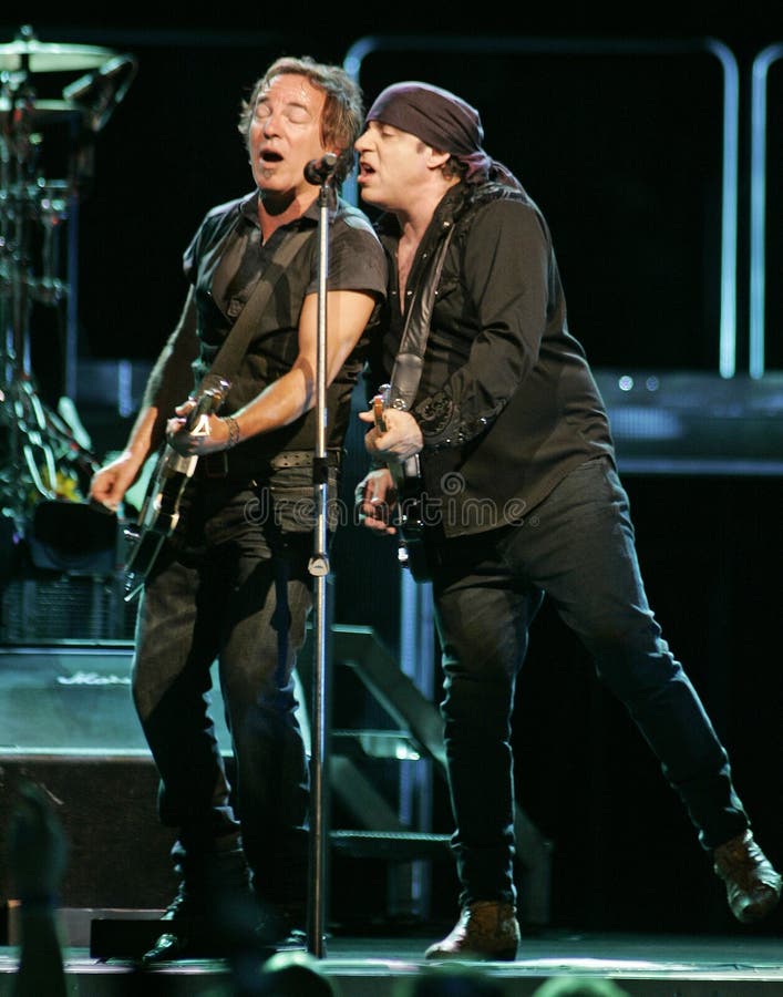 Bruce Springsteen with the E Street Band Performs Editorial Image - Image  of roll, folk: 128889375