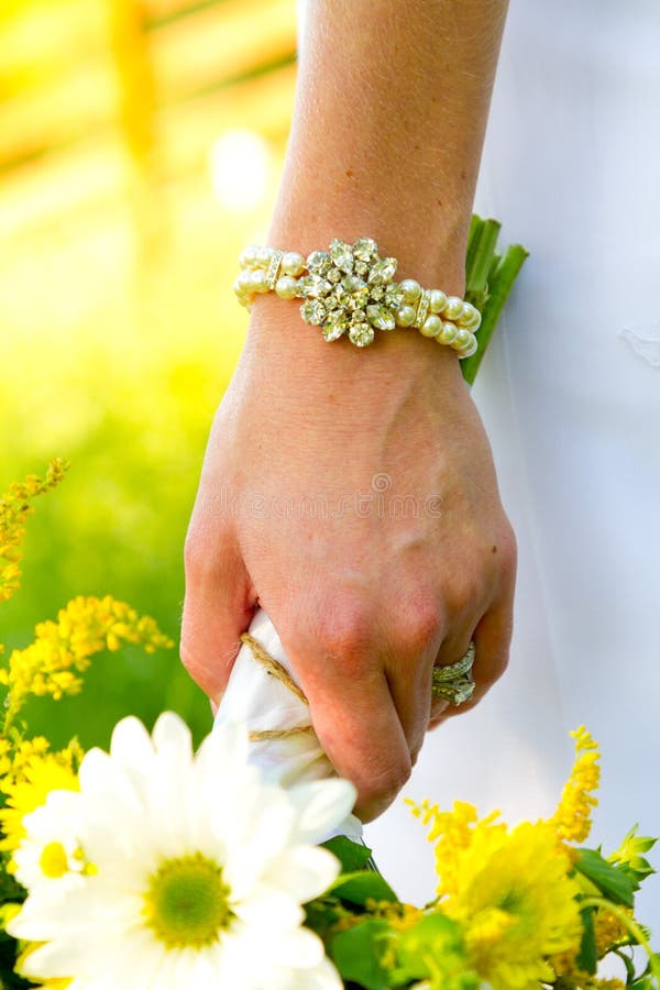 Brud- armbandpärlasmycken royaltyfri bild Brud- armbandpärlasmycken royaltyfri bild