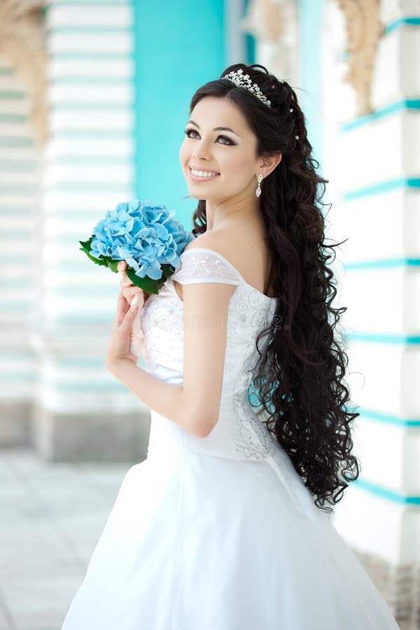 Brud med blommor fotografering för bildbyråer Brud med blommor fotografering för bildbyråer