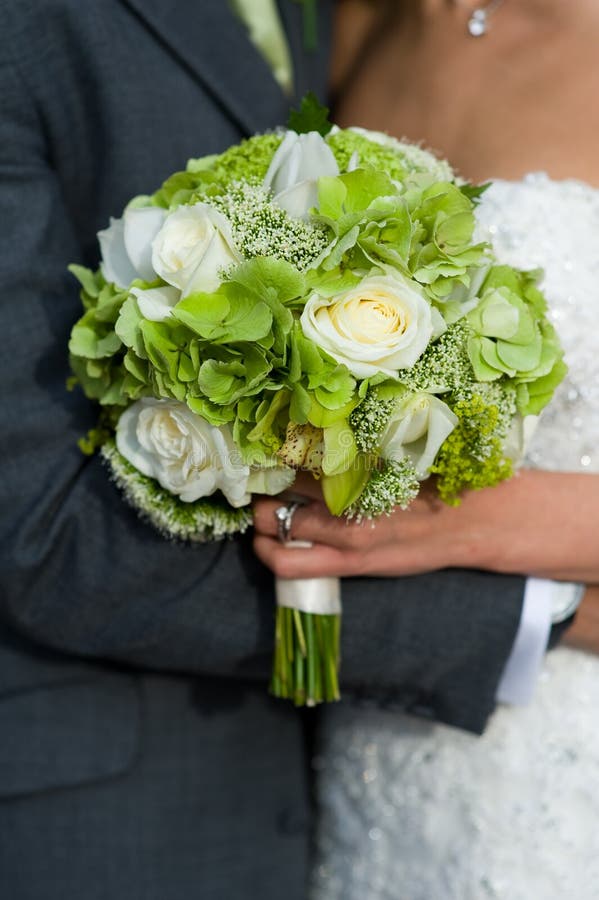 Brud och brudgum med bröllopbuketten fotografering för bildbyråer Brud och brudgum med bröllopbuketten fotografering för bildbyråer