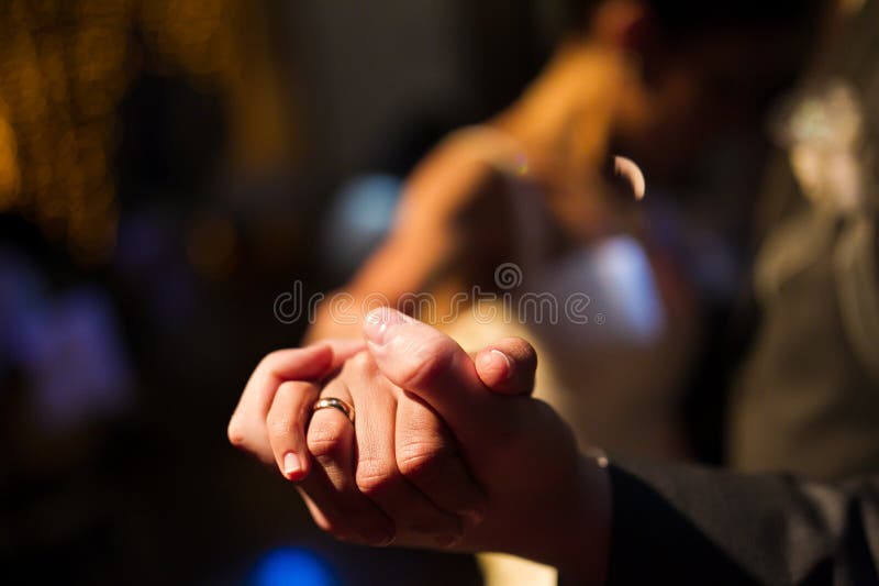 Brud- och brudgumhänder under den första dansen arkivfoto Brud- och brudgumhänder under den första dansen arkivfoto