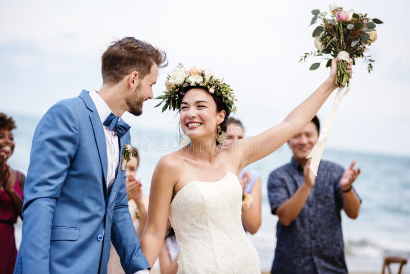 Brud som kastar blommabuketten till gäster royaltyfria foton Brud som kastar blommabuketten till gäster royaltyfria foton