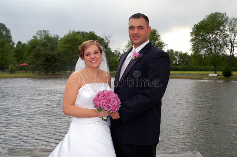 brudbrudgumnygift person royaltyfria bilder brudbrudgumnygift person royaltyfria bilder