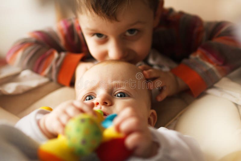 Bruder mit seiner kleinen Schwester lizenzfreies stockbild Bruder mit seiner kleinen Schwester lizenzfreies stockbild