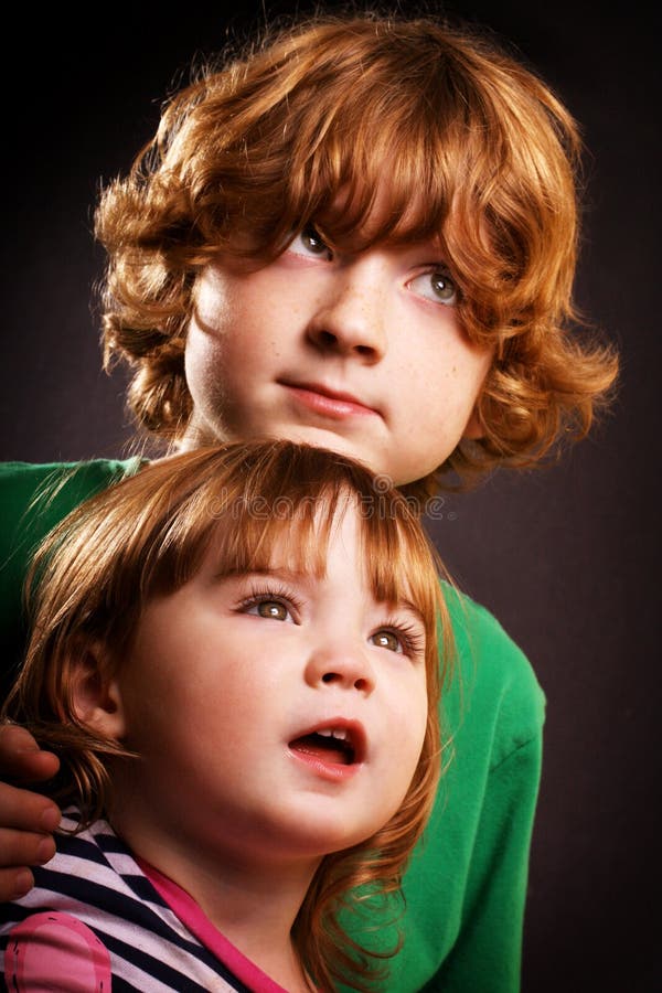 Bruder und Schwester stockfotografie Bruder und Schwester stockfotografie
