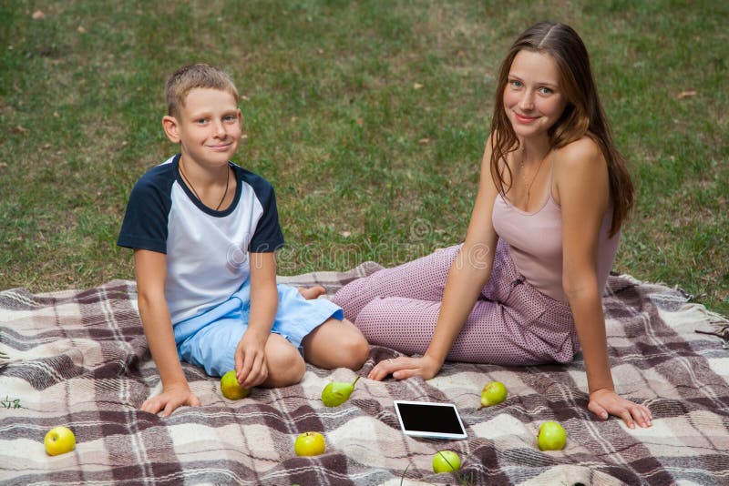 Bruder Und Schwester, Die Im Garten Stillstehen Stockbild Bild von