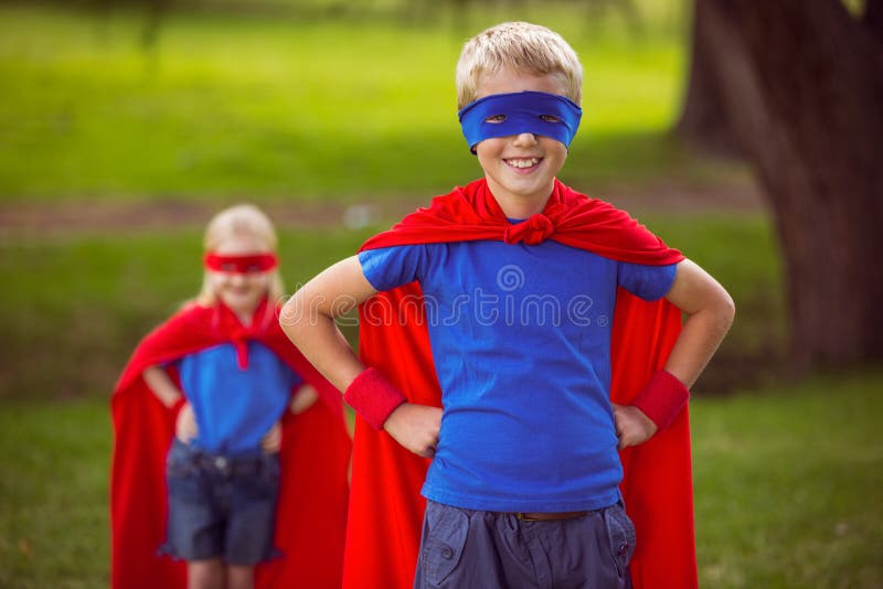 Bruder und Schwester, die vortäuschen, Superheld zu sein lizenzfreie stockfotografie Bruder und Schwester, die vortäuschen, Superheld zu sein lizenzfreie stockfotografie