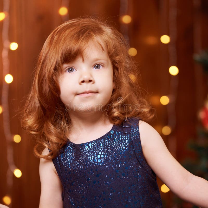 Bruder und Schwester Kind des neuen Jahres Weihnachts Weihnachtsabendsfeiertag innen Delia konzentrierte sich Blaues Kleid lizenzfreie stockfotos Bruder und Schwester Kind des neuen Jahres Weihnachts Weihnachtsabendsfeiertag innen Delia konzentrierte sich Blaues Kleid lizenzfreie stockfotos
