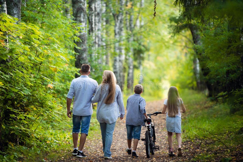 Bruder und Schwester spielen, lachen, täuschen sich herum und machen zusammen Grimacken und lustige Gesichter Kleiner Junge und k lizenzfreie stockfotografie Bruder und Schwester spielen, lachen, täuschen sich herum und machen zusammen Grimacken und lustige Gesichter Kleiner Junge und k lizenzfreie stockfotografie