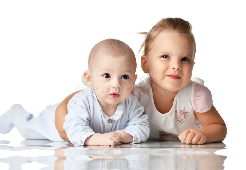 Bruder und Schwester Viermonatliches Säuglingsbaby und zwei Jahre altes Mädchenkleinkindkind, die das glückliche liegen Lächeln z stockfotografie Bruder und Schwester Viermonatliches Säuglingsbaby und zwei Jahre altes Mädchenkleinkindkind, die das glückliche liegen Lächeln z stockfotografie
