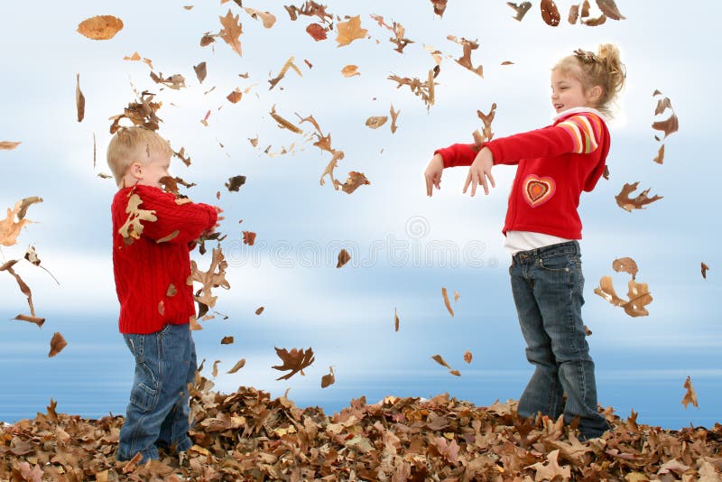 Bruder-und Schwester-werfende Blätter lizenzfreie stockfotografie Bruder-und Schwester-werfende Blätter lizenzfreie stockfotografie