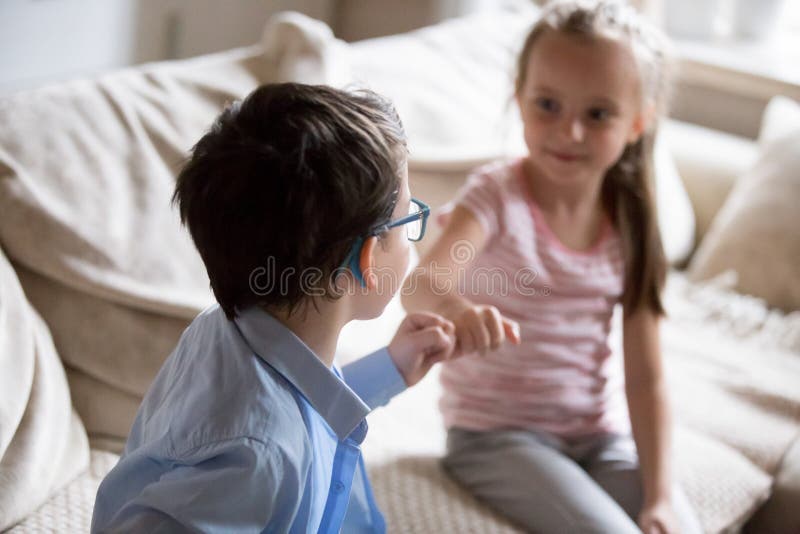 Bruder- und Schwesterpressungskleine finger als Zeichen der Versöhnung stockfoto