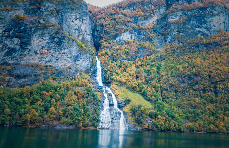 BrudeslÃ¸ret means bridal veil, it is the common name for a waterfall in Norway that flows into the geirangerfjord opposite the