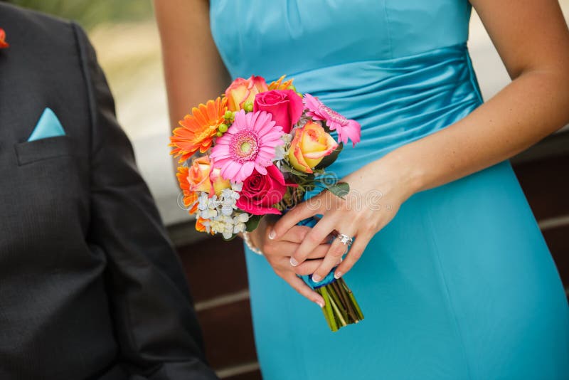 Brudtärna och groomsman som går ner gången med färgrik bo arkivbild Brudtärna och groomsman som går ner gången med färgrik bo arkivbild