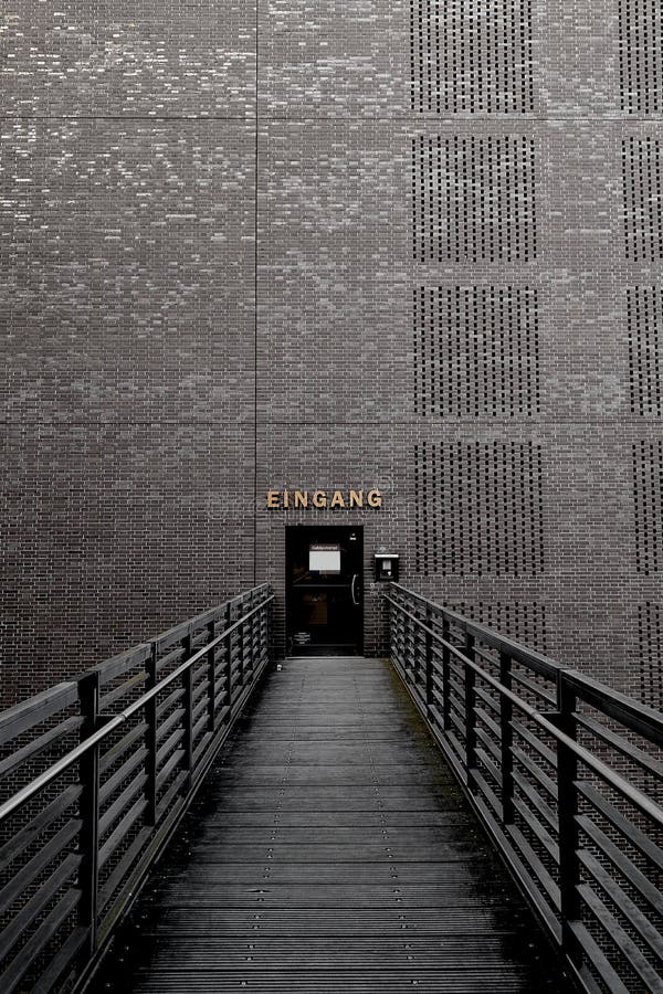Brug aan een bakstenen muur met een te openen deur stock fotografie Brug aan een bakstenen muur met een te openen deur stock fotografie