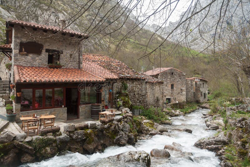 Oude Roman Steenbrug in Cangas DE Onis (Asturias), Spanje Stock Foto