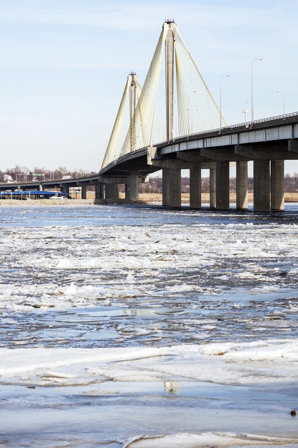 Brug Over De Rivier Van De Mississippi in Alton Stock Foto Image of