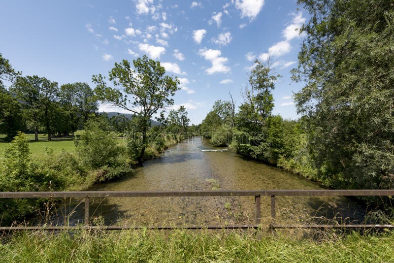 Brug over een rechtgemaakte bergstroom stock afbeelding Brug over een rechtgemaakte bergstroom stock afbeelding