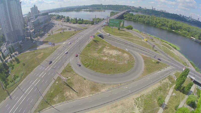 Brug over rivier, wegverbinding, het luchtperspectief van het autoverkeer