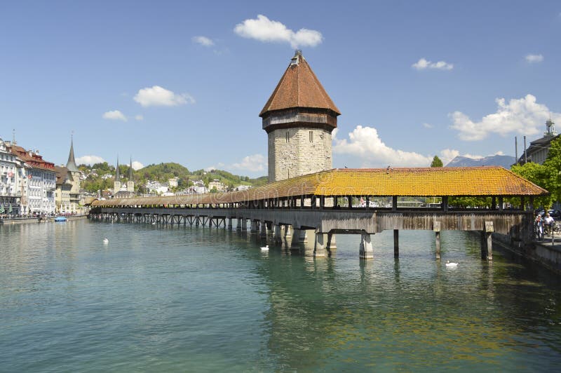 Brug van Kapellbrà ¼ van de kapelbrug de oudste houten cke, Luzerne, Zwitserland stock fotografie Brug van Kapellbrà ¼ van de kapelbrug de oudste houten cke, Luzerne, Zwitserland stock fotografie