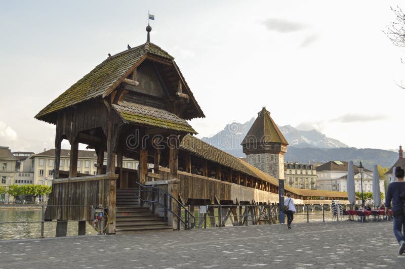 Brug van Kapellbrà ¼ van de kapelbrug de oudste houten cke, Luzerne, Zwitserland stock foto Brug van Kapellbrà ¼ van de kapelbrug de oudste houten cke, Luzerne, Zwitserland stock foto