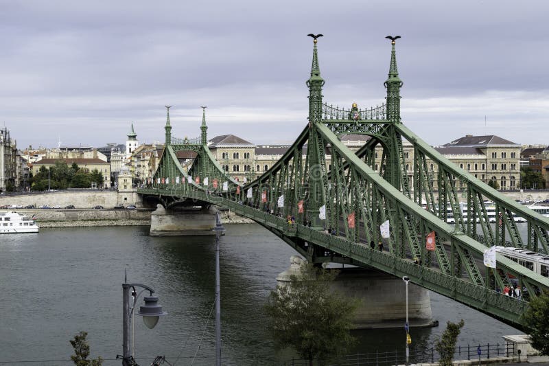Brug van Liberty Szabadsag Hid herkenbaar met zijn groene stralen die de Rivier en één van Donau kruisen de twee banken van Boe stock afbeeldingen Brug van Liberty Szabadsag Hid herkenbaar met zijn groene stralen die de Rivier en één van Donau kruisen de twee banken van Boe stock afbeeldingen