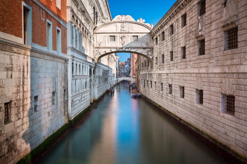 Brug van Sighs en Doge` s Paleis in Venetië Italië stock afbeeldingen Brug van Sighs en Doge` s Paleis in Venetië Italië stock afbeeldingen