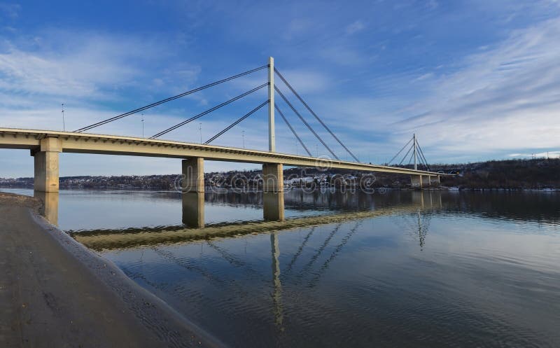 Brug van Vrijheid die de Donau in Novi Sad, Servië kruisen royalty-vrije stock foto's Brug van Vrijheid die de Donau in Novi Sad, Servië kruisen royalty-vrije stock foto's