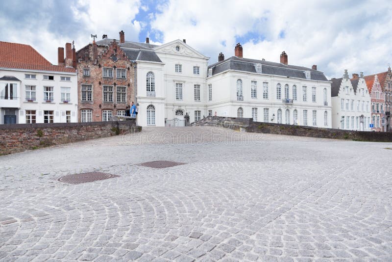 BRUGES BELGIEN - JUNI 7, 2017: Byggnader på kanalembankmenna royaltyfri fotografi BRUGES BELGIEN - JUNI 7, 2017: Byggnader på kanalembankmenna royaltyfri fotografi