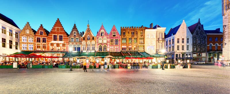 Bruges - panorama do mercado na noite, Bélgica imagem de stock royalty free Bruges - panorama do mercado na noite, Bélgica imagem de stock royalty free