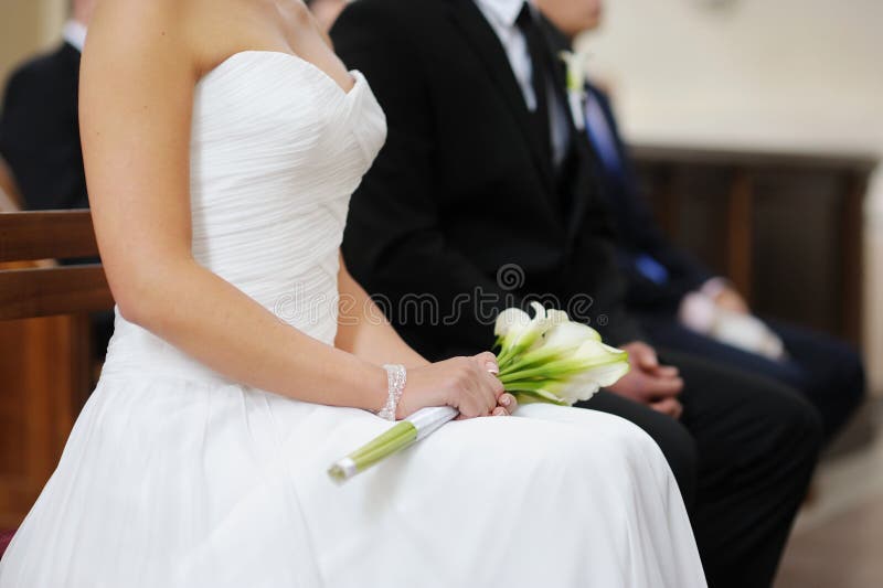 Bruid die het witte boeket van huwelijksbloemen houdt stock afbeelding Bruid die het witte boeket van huwelijksbloemen houdt stock afbeelding