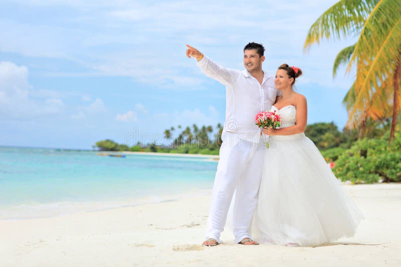 Bruid en bruidegom die op een strand omhelzen royalty-vrije stock fotografie Bruid en bruidegom die op een strand omhelzen royalty-vrije stock fotografie