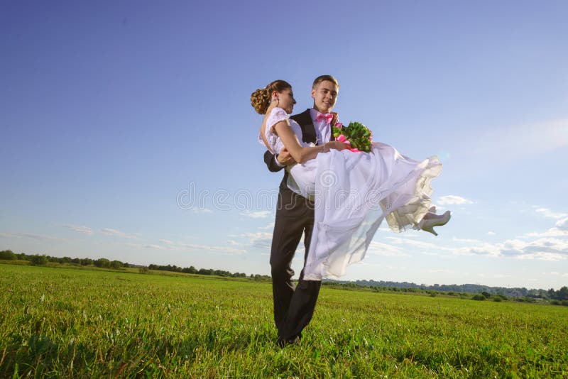 Bruid en bruidegom op gebied stock fotografie Bruid en bruidegom op gebied stock fotografie