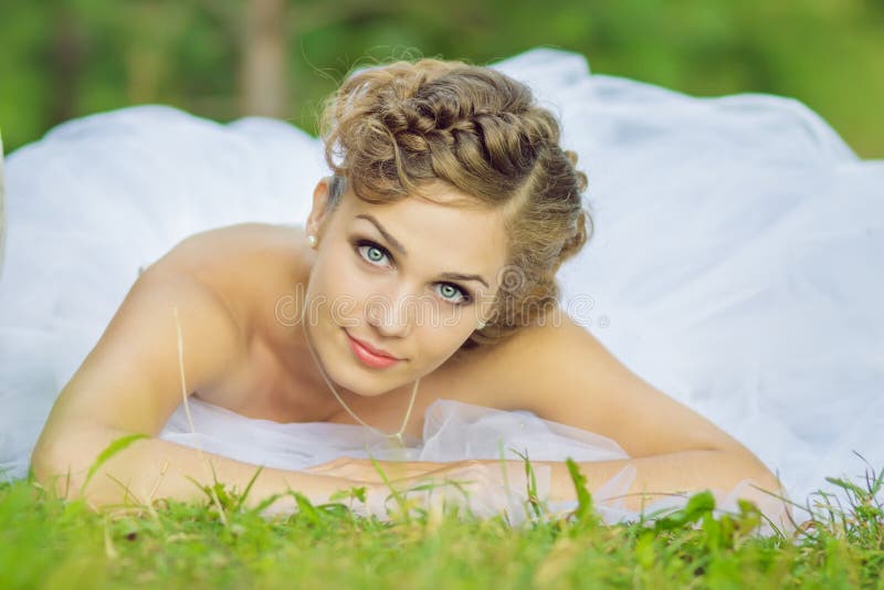 Bruid op een schommeling royalty-vrije stock fotografie Bruid op een schommeling royalty-vrije stock fotografie