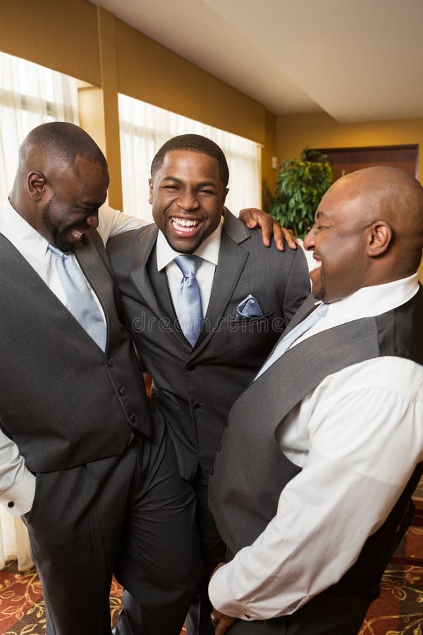 Bruidegom en groomsmen die bij een huwelijk glimlachen stock foto's Bruidegom en groomsmen die bij een huwelijk glimlachen stock foto's