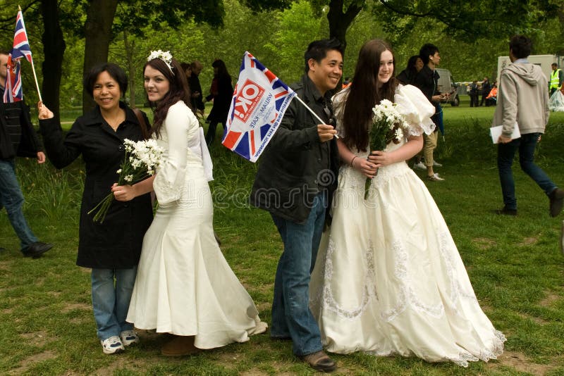Bruiden die bij het Koninklijke Huwelijk, Londen 2011 stellen royalty-vrije stock afbeelding Bruiden die bij het Koninklijke Huwelijk, Londen 2011 stellen royalty-vrije stock afbeelding