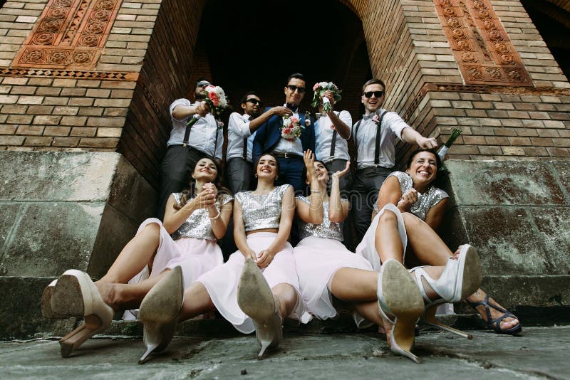 Bruidsmeisjes in de betoverende kleding en groomsmen stock afbeelding Bruidsmeisjes in de betoverende kleding en groomsmen stock afbeelding