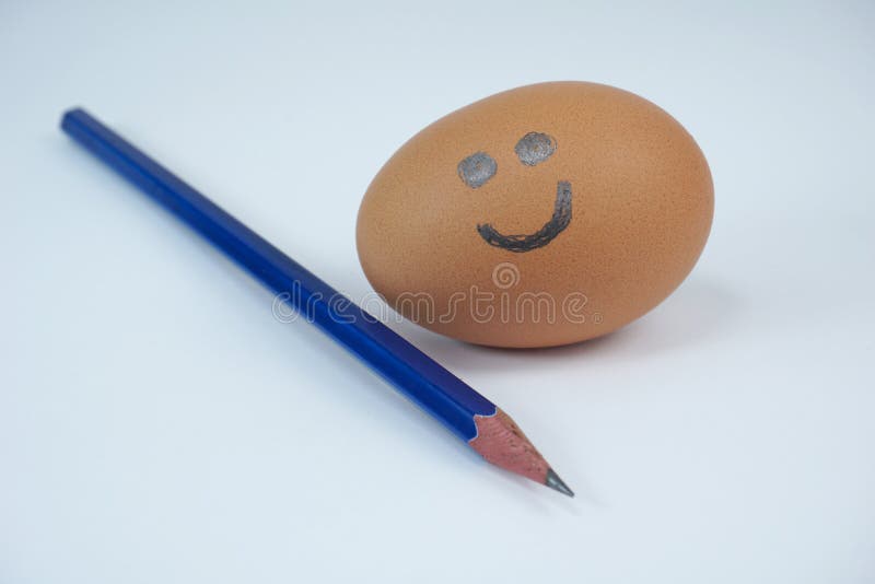 Bruin die ei met glimlach op het met een scherp potlood wordt getrokken stock foto Bruin die ei met glimlach op het met een scherp potlood wordt getrokken stock foto