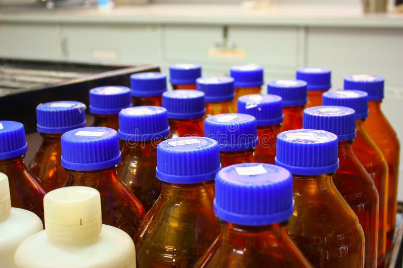 Bruin flessenglaswerk in chemisch laboratorium royalty-vrije stock afbeeldingen Bruin flessenglaswerk in chemisch laboratorium royalty-vrije stock afbeeldingen
