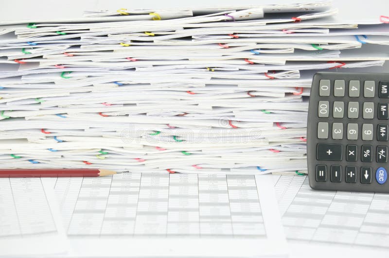 Bruin potlood voor financiënrekening dichtbij stapel van document royalty-vrije stock fotografie Bruin potlood voor financiënrekening dichtbij stapel van document royalty-vrije stock fotografie