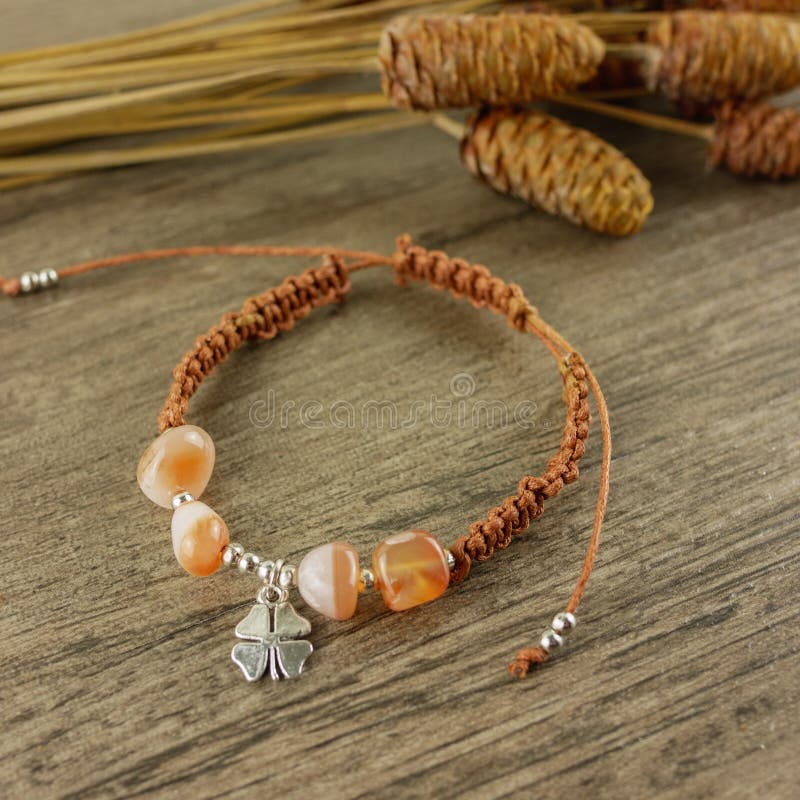Bruine armband op houten achtergrond stock afbeelding Bruine armband op houten achtergrond stock afbeelding