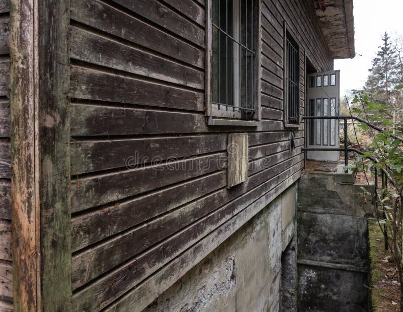 Bruine doorstane voorgevel van een oud verlaten blokhuis in de bergen, close-upmening van de huishoek stock foto Bruine doorstane voorgevel van een oud verlaten blokhuis in de bergen, close-upmening van de huishoek stock foto