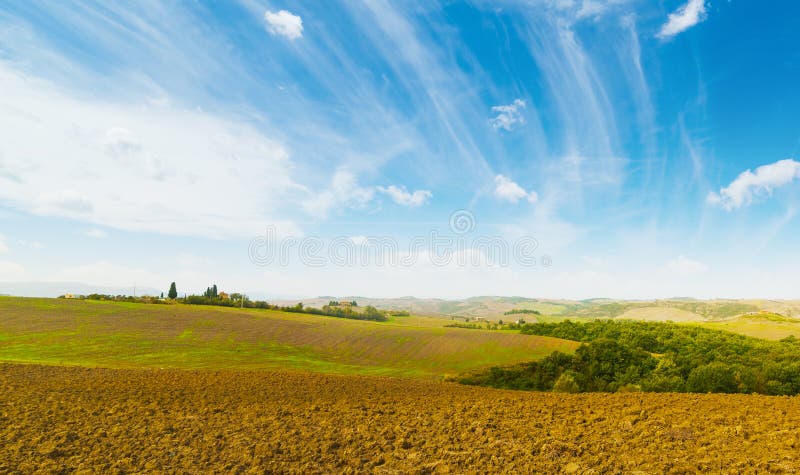 Bruine grond onder een blauwe hemel in Toscanië stock afbeelding Bruine grond onder een blauwe hemel in Toscanië stock afbeelding