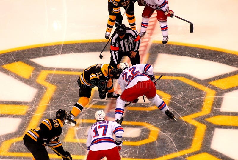 Bruins en Bereden politie gezicht-weg (NHL-Hockey) royalty-vrije stock afbeelding Bruins en Bereden politie gezicht-weg (NHL-Hockey) royalty-vrije stock afbeelding