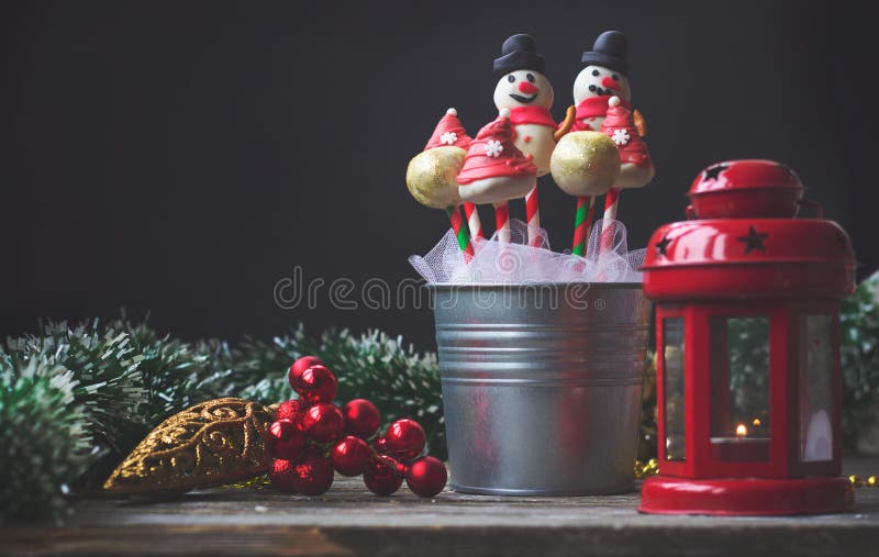 Bruits de gâteau décorés pour Noël, sur le fond foncé photo libre de droits Bruits de gâteau décorés pour Noël, sur le fond foncé photo libre de droits