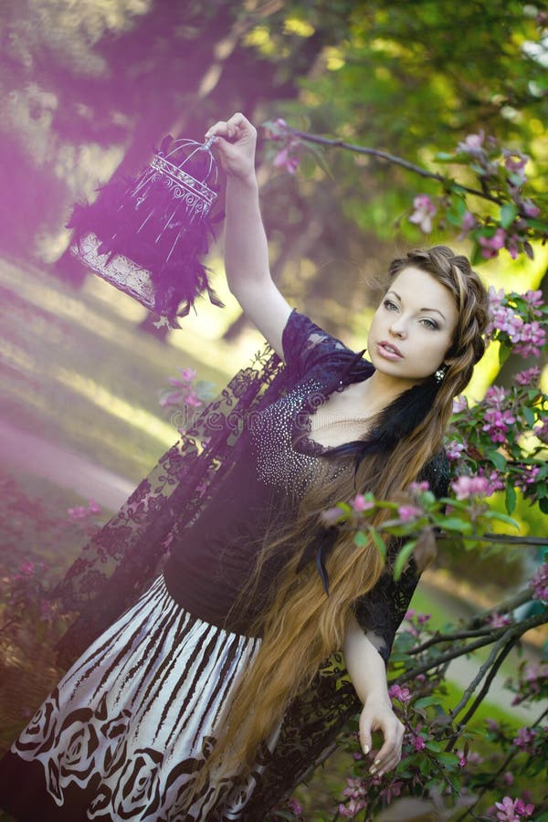 Bruja con una jaula extraña fotografía de archivo libre de regalías