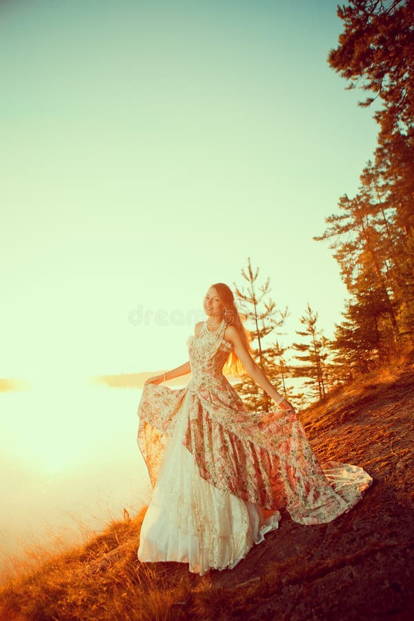 Bruja de la belleza en el bosque cerca del fuego Mujer mágica que celebra fotografía de archivo libre de regalías Bruja de la belleza en el bosque cerca del fuego Mujer mágica que celebra fotografía de archivo libre de regalías