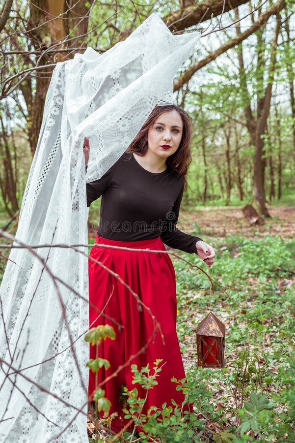 Bruja en el bosque con una linterna fotografía de archivo Bruja en el bosque con una linterna fotografía de archivo
